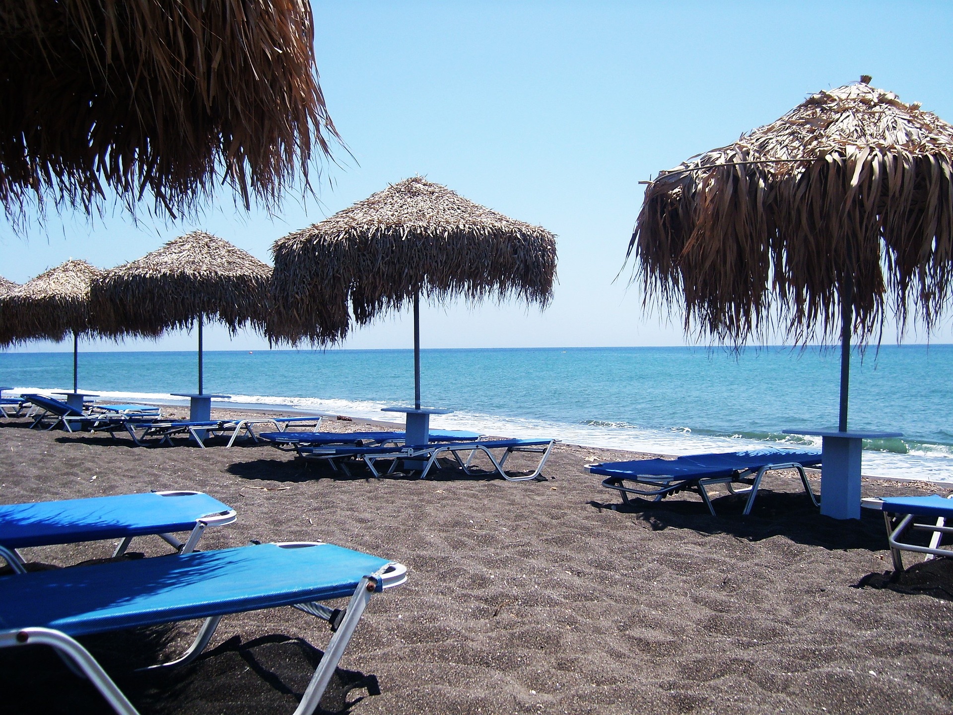 https://mdw-travel-data-us-east-1.s3.amazonaws.com/img/country/Greece/Kamari-Beach/img_01.jpg