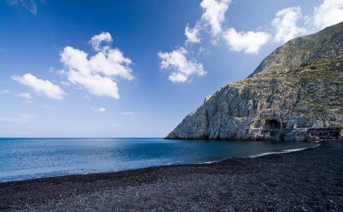 https://mdw-travel-data-us-east-1.s3.amazonaws.com/img/country/Greece/Kamari-Beach/img_02.jpg