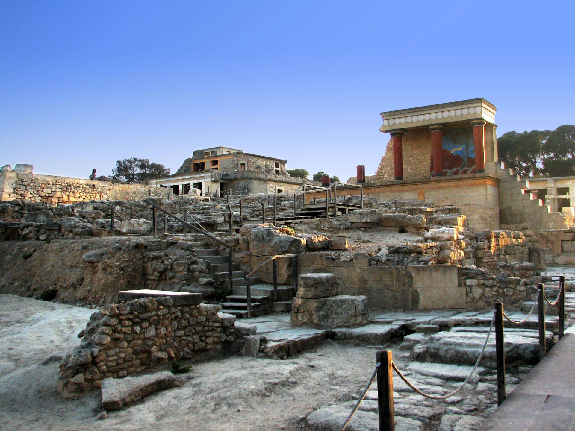 https://mdw-travel-data-us-east-1.s3.amazonaws.com/img/country/Greece/Knossos-Archaeological-Site/img_02.jpg