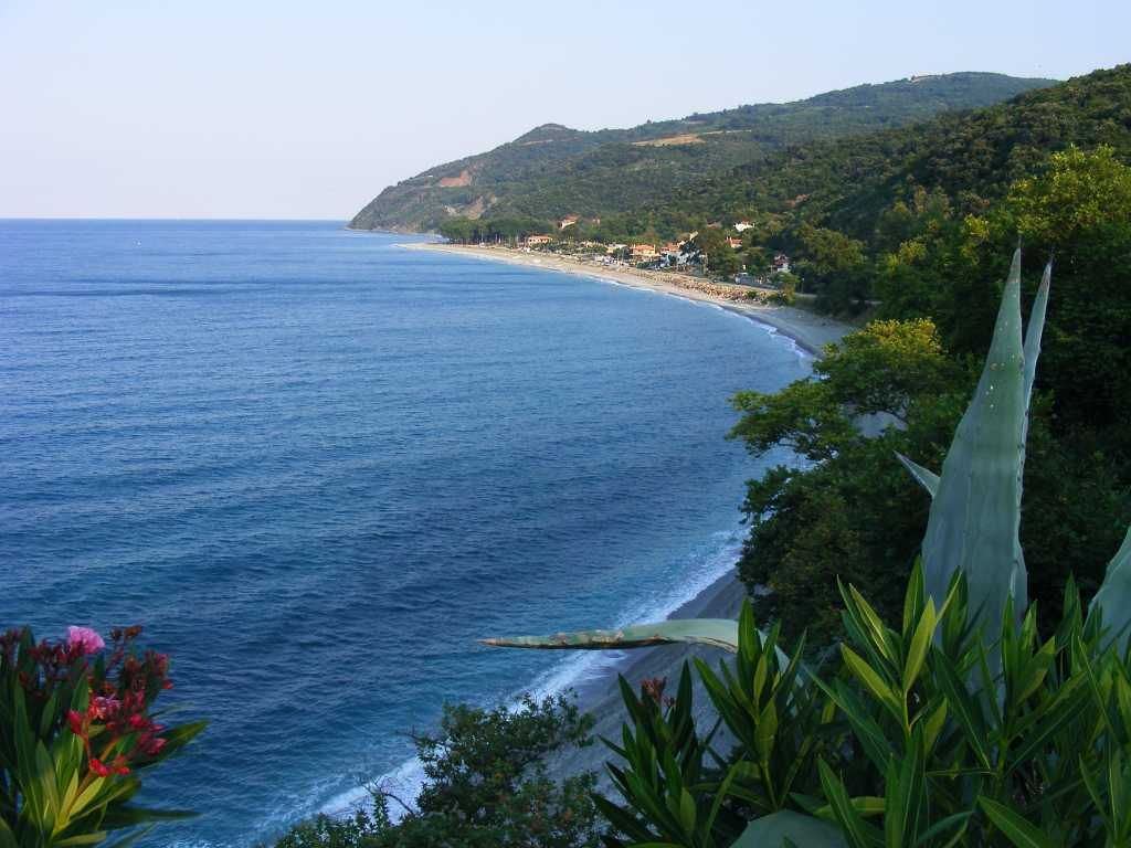 https://mdw-travel-data-us-east-1.s3.amazonaws.com/img/country/Greece/Kokkino-Nero-Beach/img_01.jpg