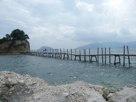 https://mdw-travel-data-us-east-1.s3.amazonaws.com/img/country/Greece/Laganas-Beach/img_01.jpg