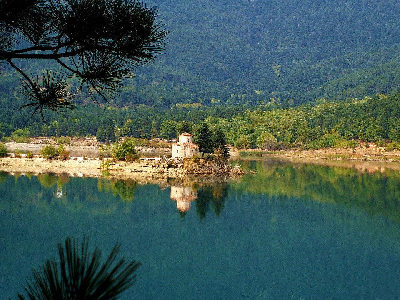 https://mdw-travel-data-us-east-1.s3.amazonaws.com/img/country/Greece/Lake-Doxa/img_01.jpg