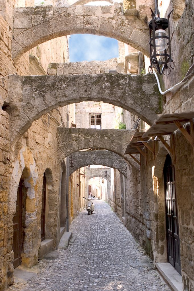 https://mdw-travel-data-us-east-1.s3.amazonaws.com/img/country/Greece/Medieval-City-of-Rhodes/img_01.jpg