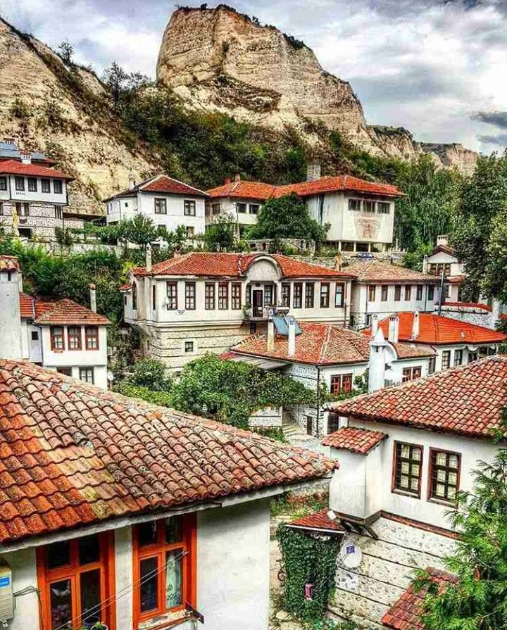 https://mdw-travel-data-us-east-1.s3.amazonaws.com/img/country/Greece/Melnik-Forest/img_01.jpg
