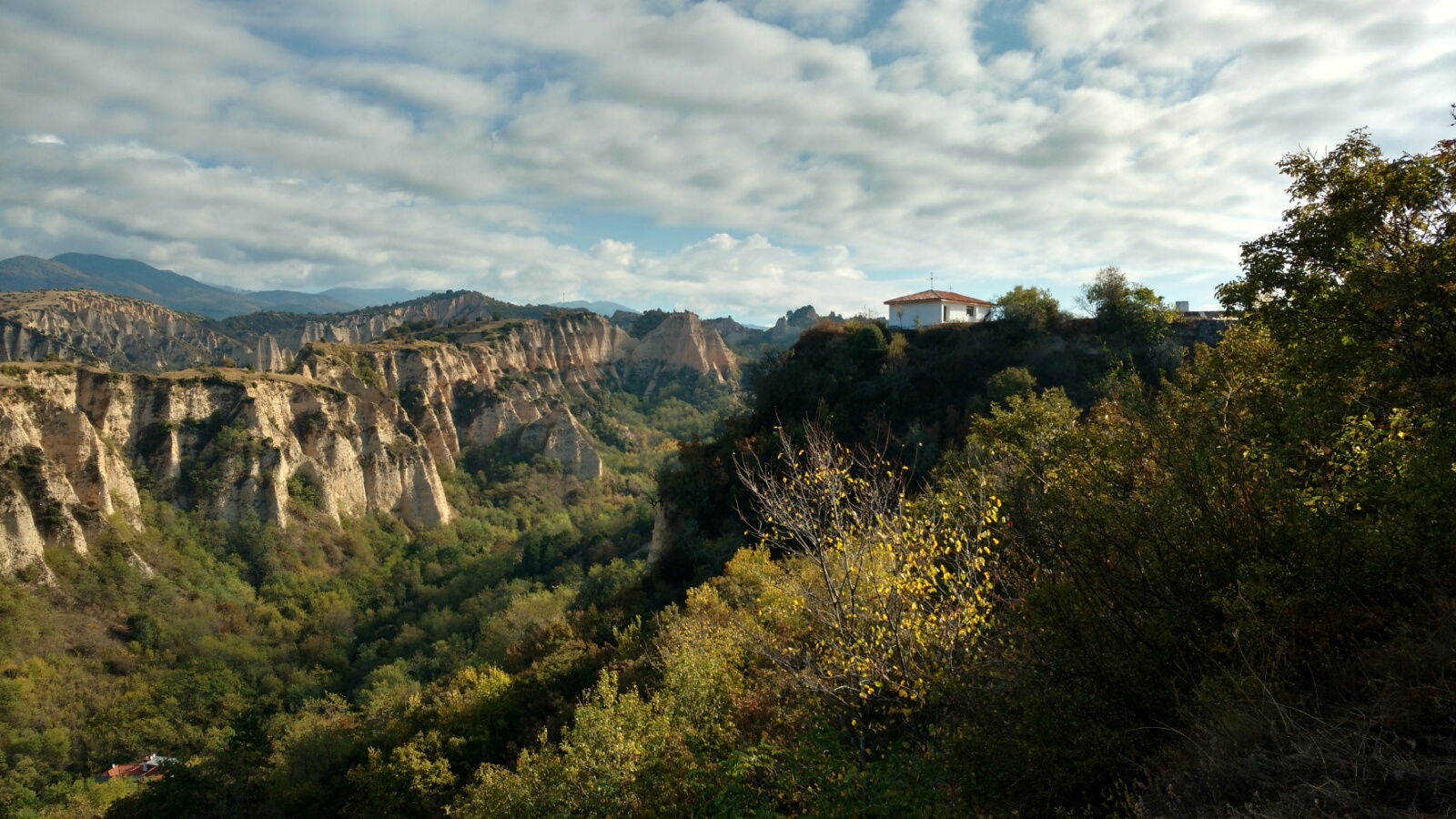 https://mdw-travel-data-us-east-1.s3.amazonaws.com/img/country/Greece/Melnik-Forest/img_03.jpg