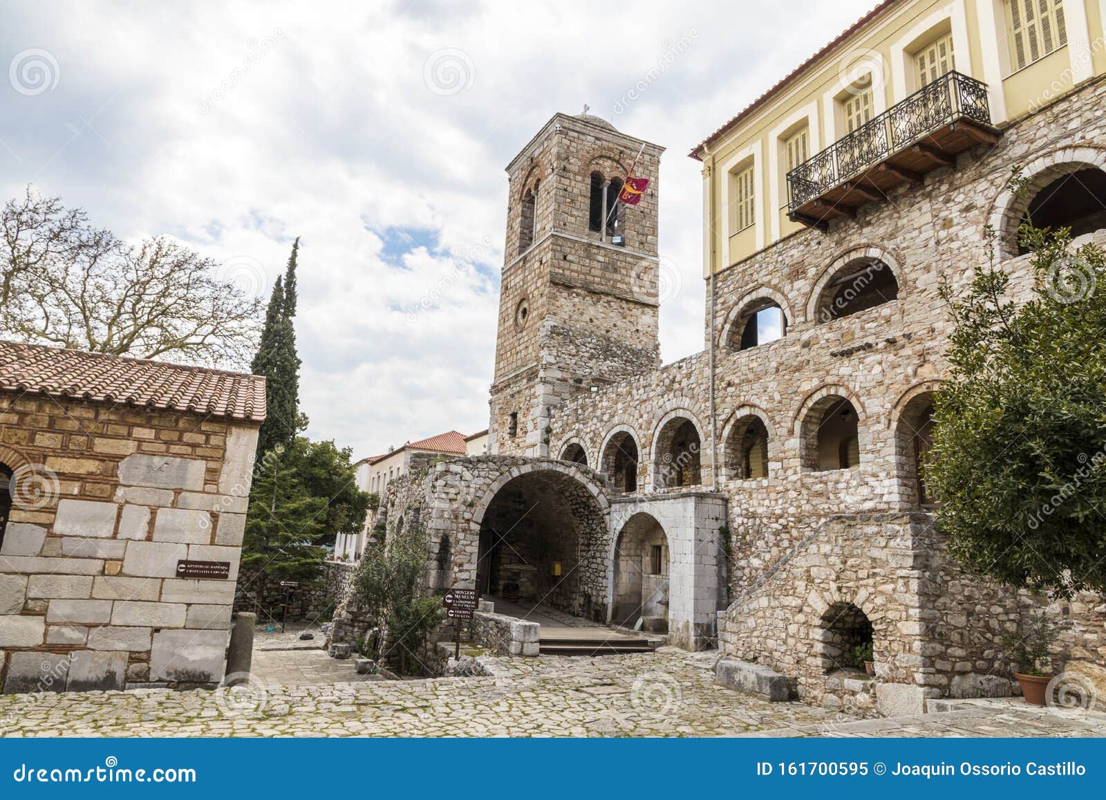 https://mdw-travel-data-us-east-1.s3.amazonaws.com/img/country/Greece/Monastery-of-Hosios-Loukas/img_04.jpg