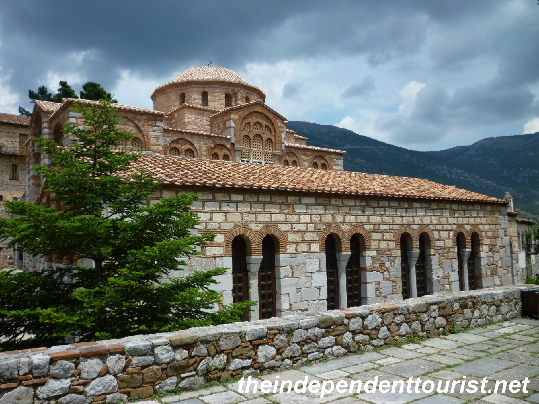 https://mdw-travel-data-us-east-1.s3.amazonaws.com/img/country/Greece/Monastery-of-Hosios-Loukas/img_05.jpg