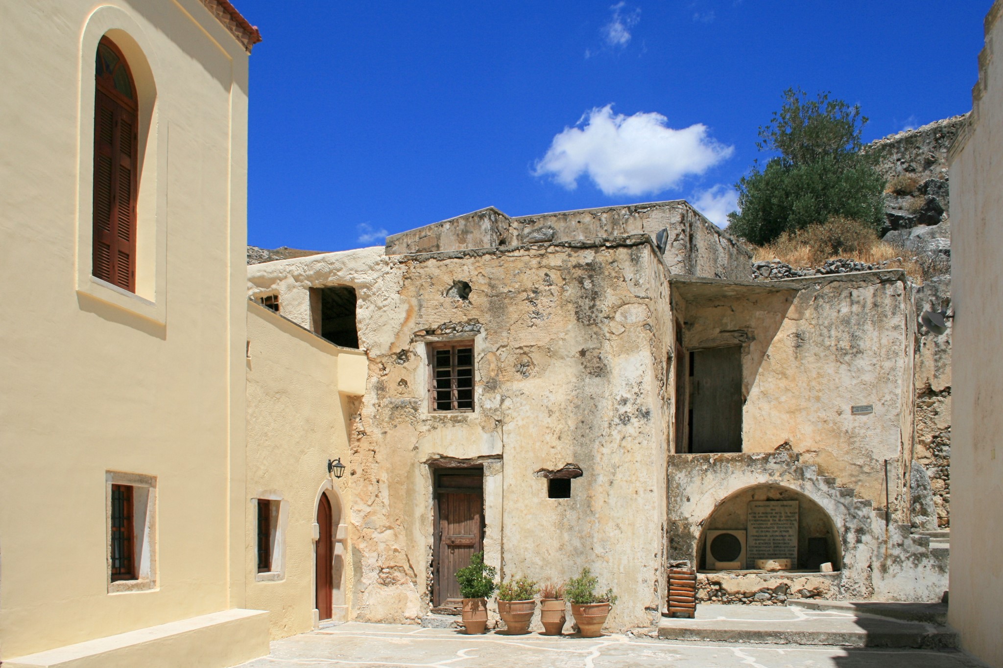 https://mdw-travel-data-us-east-1.s3.amazonaws.com/img/country/Greece/Monastery-of-Preveli/img_02.jpg