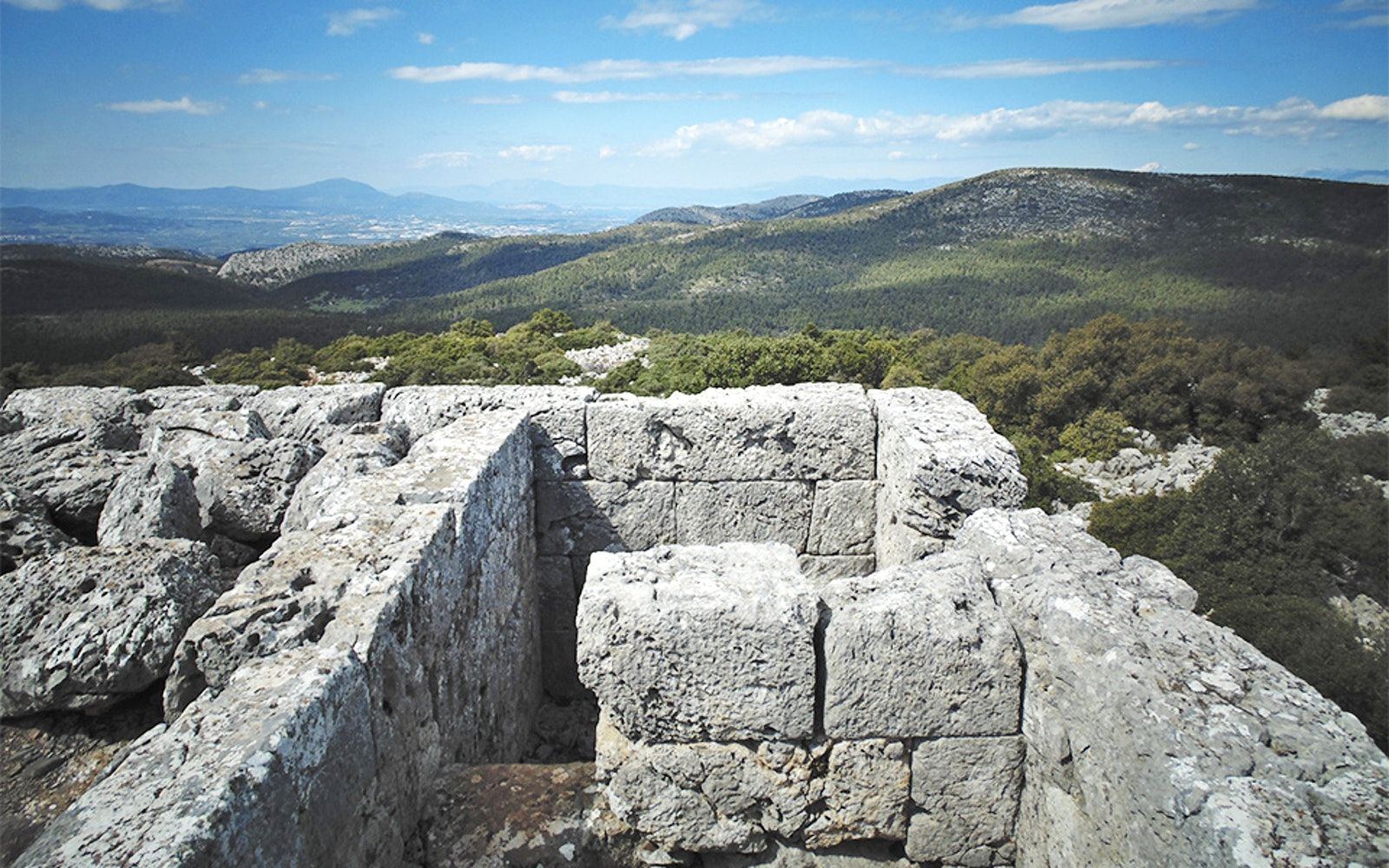 https://mdw-travel-data-us-east-1.s3.amazonaws.com/img/country/Greece/Mount-Parnitha/img_01.jpg