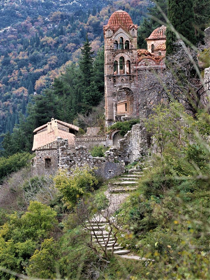 https://mdw-travel-data-us-east-1.s3.amazonaws.com/img/country/Greece/Mystras-Archaeological-Site/img_02.jpg