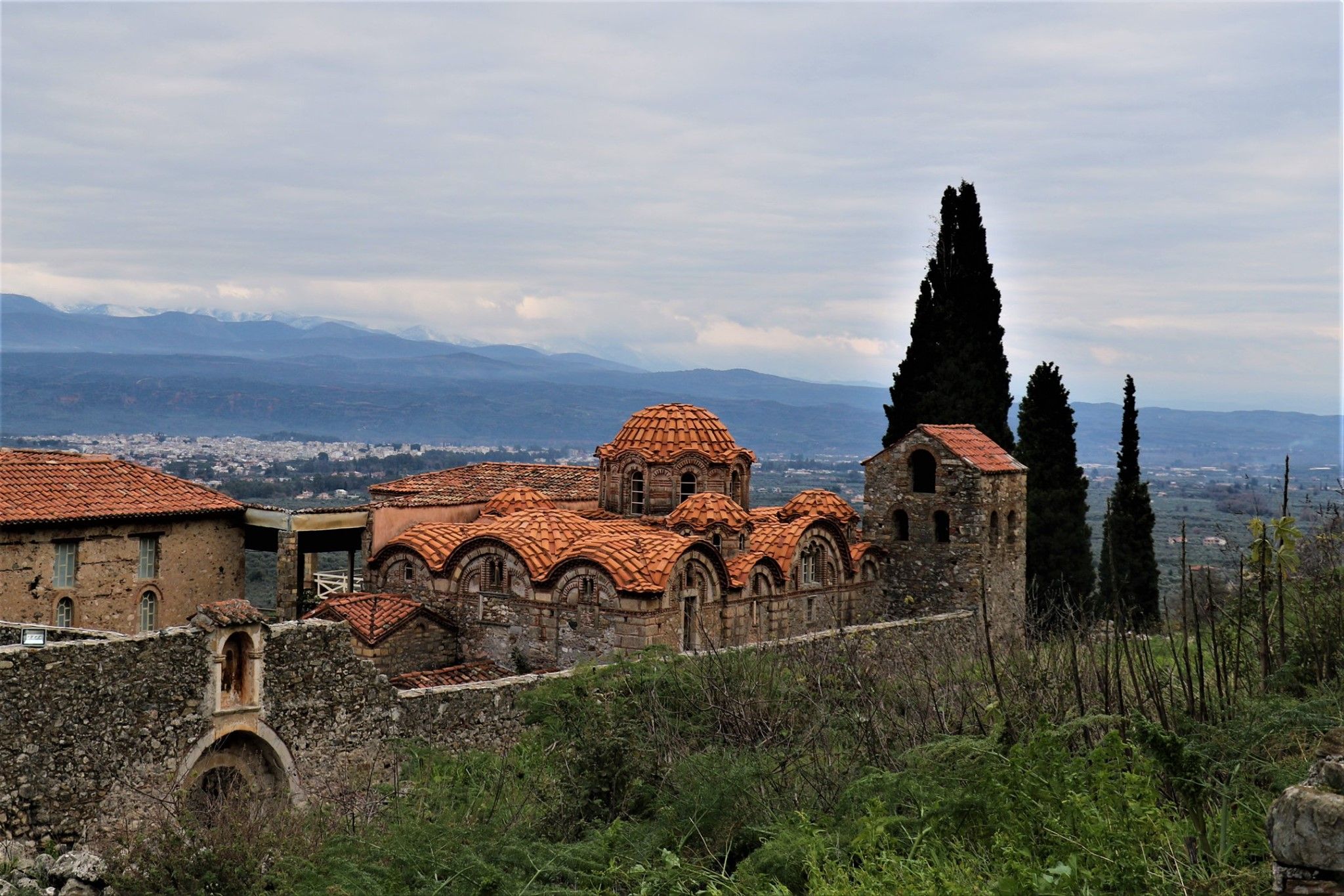 https://mdw-travel-data-us-east-1.s3.amazonaws.com/img/country/Greece/Mystras-Archaeological-Site/img_03.jpg