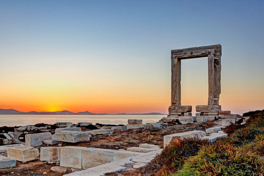 https://mdw-travel-data-us-east-1.s3.amazonaws.com/img/country/Greece/Naxos-Portara/img_01.jpg