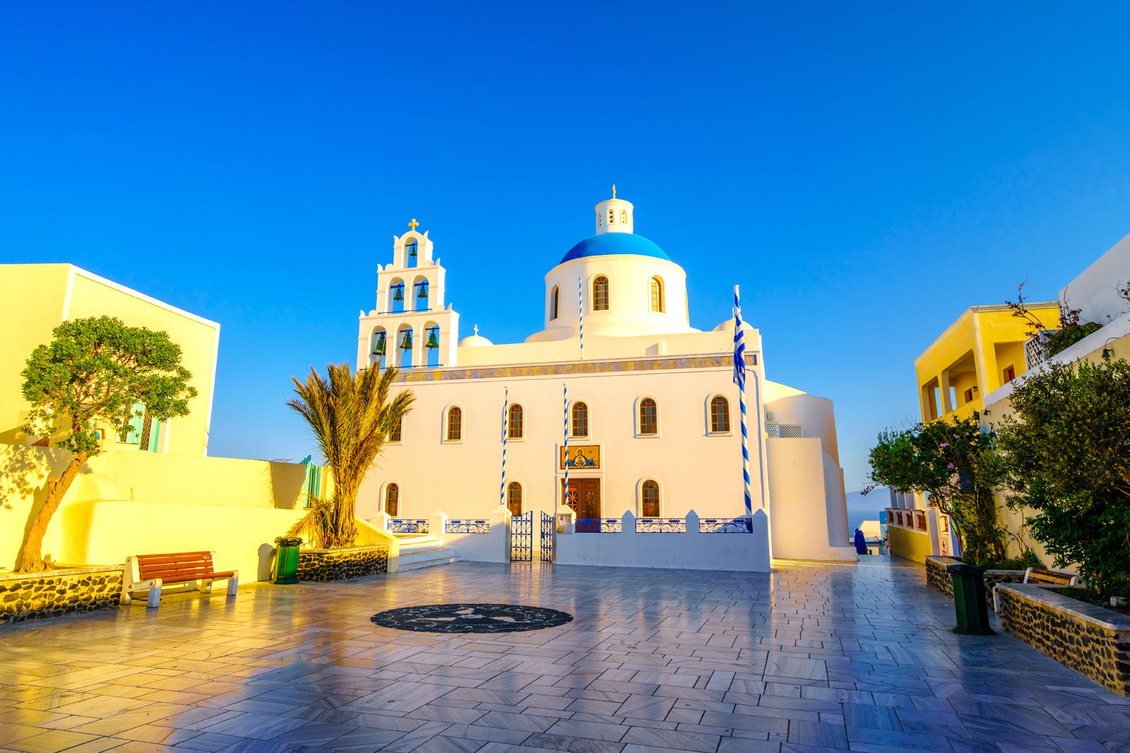 https://mdw-travel-data-us-east-1.s3.amazonaws.com/img/country/Greece/Oia/img_01.jpg