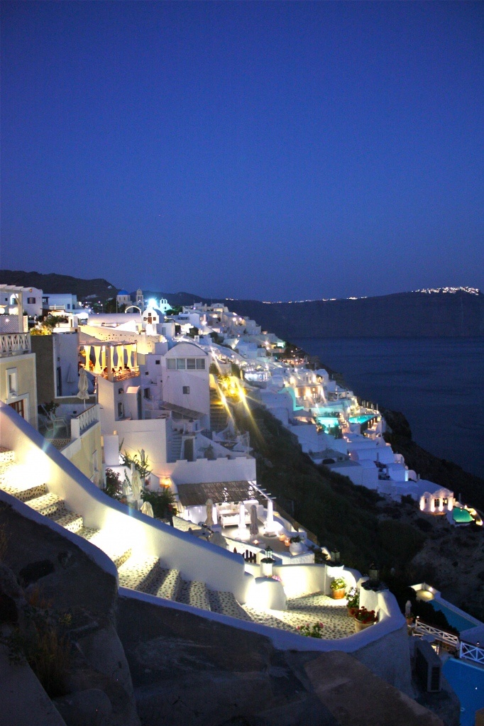 https://mdw-travel-data-us-east-1.s3.amazonaws.com/img/country/Greece/Oia/img_02.jpg