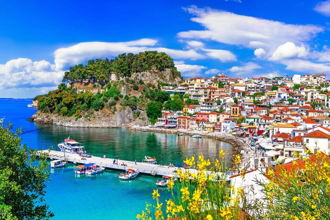 https://mdw-travel-data-us-east-1.s3.amazonaws.com/img/country/Greece/Parga/img_01.jpg