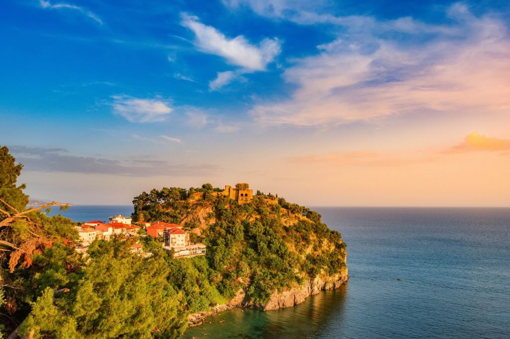 https://mdw-travel-data-us-east-1.s3.amazonaws.com/img/country/Greece/Parga/img_03.jpg