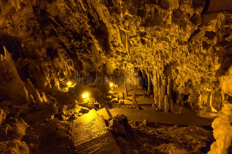 https://mdw-travel-data-us-east-1.s3.amazonaws.com/img/country/Greece/Perama-Cave/img_03.jpg