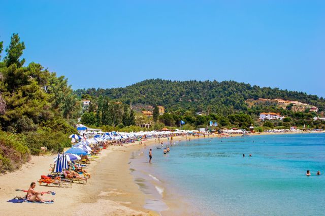 https://mdw-travel-data-us-east-1.s3.amazonaws.com/img/country/Greece/Platanias-Beach/img_02.jpg