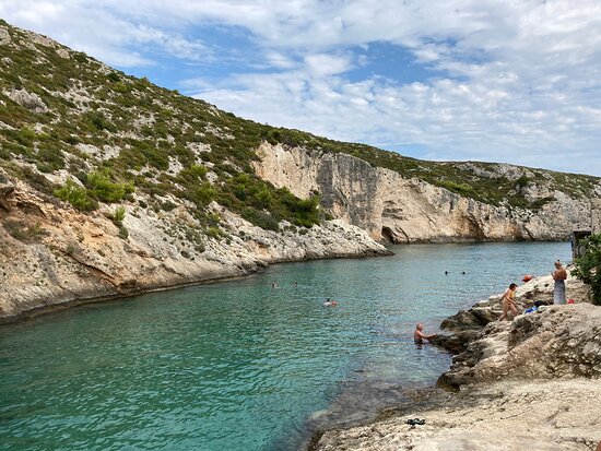 https://mdw-travel-data-us-east-1.s3.amazonaws.com/img/country/Greece/Porto-Limnionas/img_03.jpg