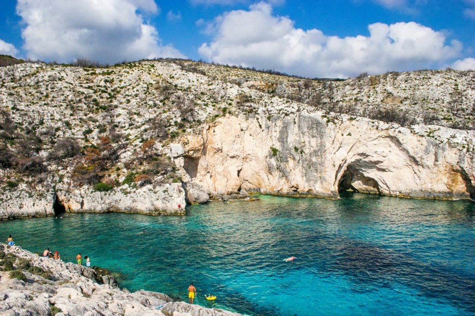 https://mdw-travel-data-us-east-1.s3.amazonaws.com/img/country/Greece/Porto-Limnionas/img_04.jpg