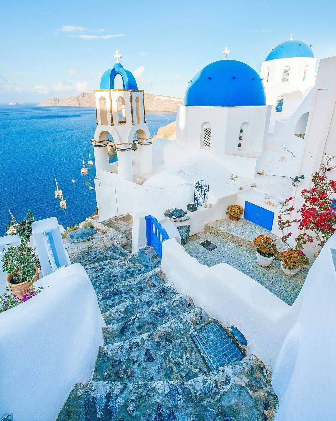 https://mdw-travel-data-us-east-1.s3.amazonaws.com/img/country/Greece/Santorini-Park/img_02.jpg