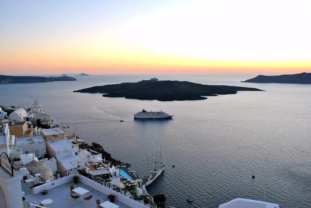 https://mdw-travel-data-us-east-1.s3.amazonaws.com/img/country/Greece/Sunset-in-Oia/img_01.jpg