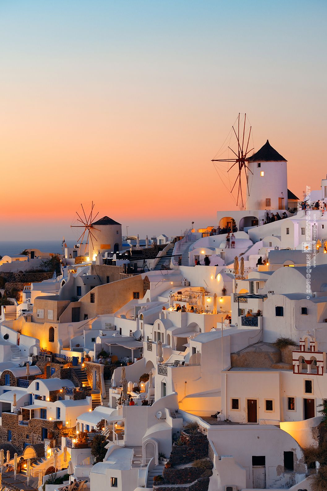https://mdw-travel-data-us-east-1.s3.amazonaws.com/img/country/Greece/Sunset-in-Oia/img_02.jpg
