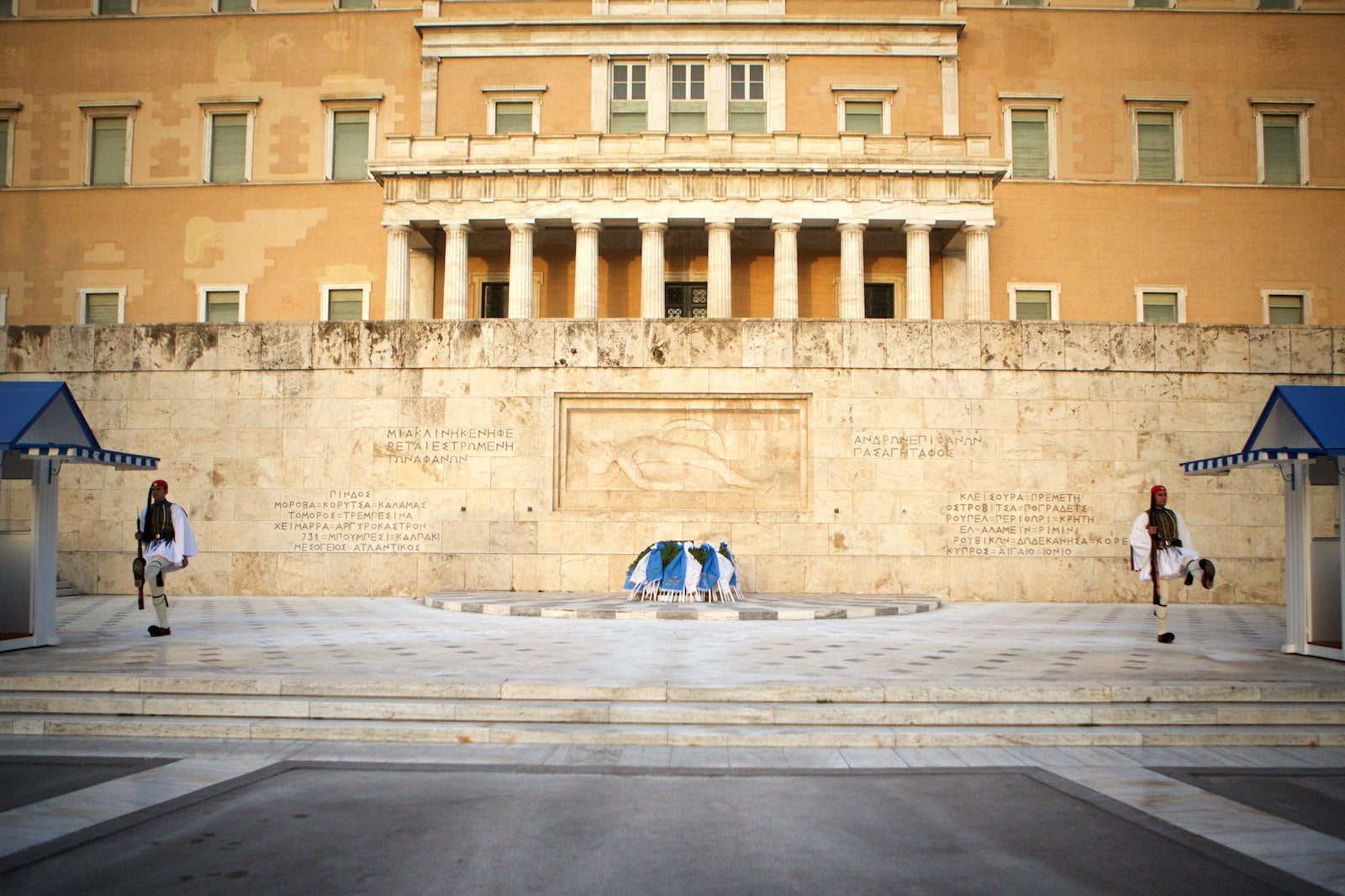 https://mdw-travel-data-us-east-1.s3.amazonaws.com/img/country/Greece/Syntagma-Square/img_00.jpg