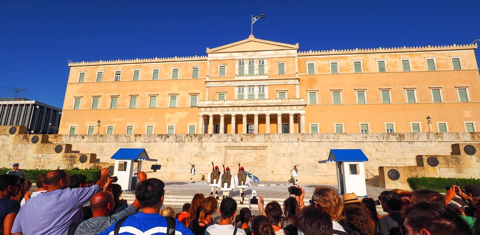 https://mdw-travel-data-us-east-1.s3.amazonaws.com/img/country/Greece/Syntagma-Square/img_02.jpg