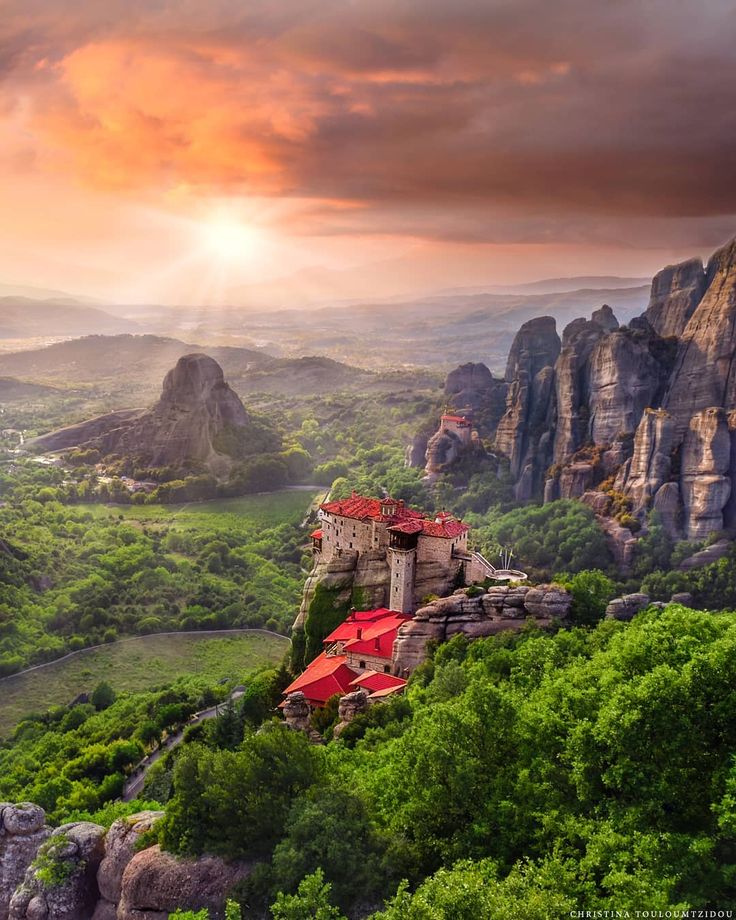https://mdw-travel-data-us-east-1.s3.amazonaws.com/img/country/Greece/Tsipourokas/img_02.jpg