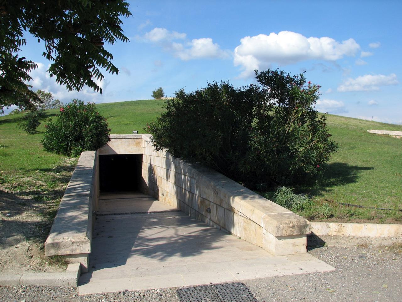https://mdw-travel-data-us-east-1.s3.amazonaws.com/img/country/Greece/Vergina-Royal-Tombs/img_03.jpg