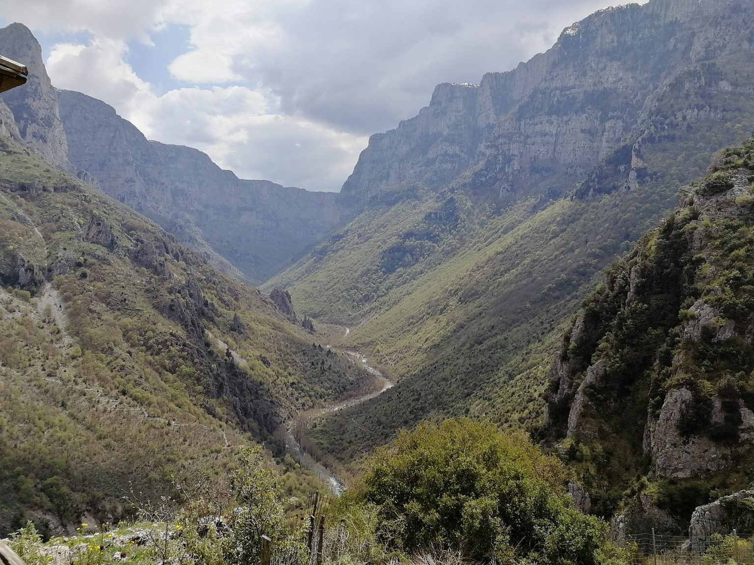 https://mdw-travel-data-us-east-1.s3.amazonaws.com/img/country/Greece/Vikos-Gorge/img_02.jpg