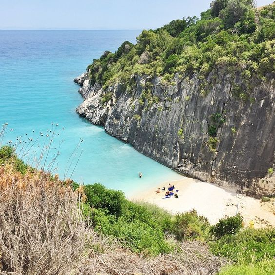 https://mdw-travel-data-us-east-1.s3.amazonaws.com/img/country/Greece/Xigia-Beach/img_04.jpg