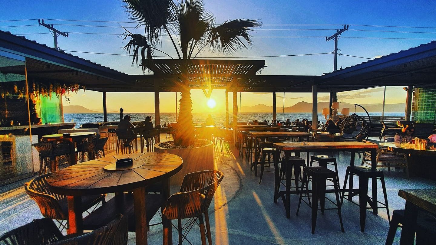 https://mdw-travel-data-us-east-1.s3.amazonaws.com/img/country/Greece/Zoom-Beach-Bar/img_00.jpg