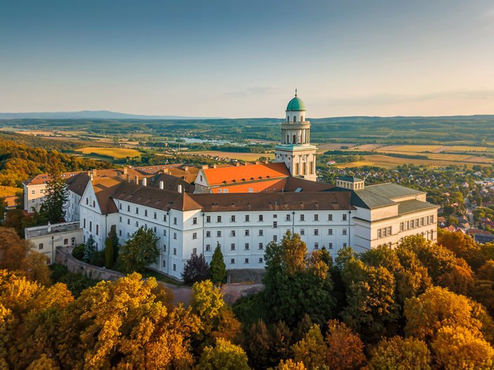 https://mdw-travel-data-us-east-1.s3.amazonaws.com/img/country/Hungary/Abbey-of-Pannonhalma/img_03.jpg