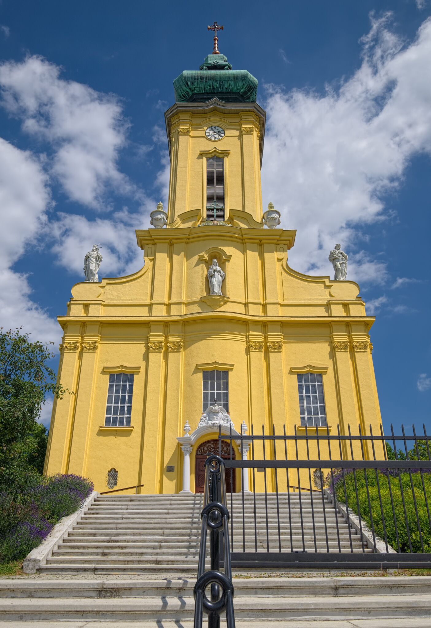 https://mdw-travel-data-us-east-1.s3.amazonaws.com/img/country/Hungary/Arpad-Hazi-Szent-Margit-Templom/img_03.jpg