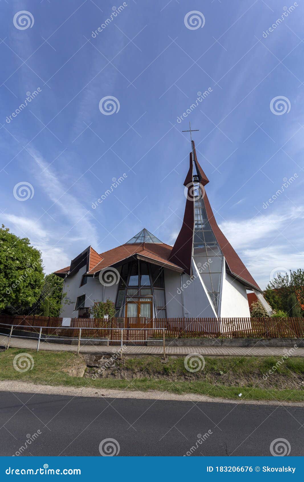 https://mdw-travel-data-us-east-1.s3.amazonaws.com/img/country/Hungary/Baptist-Church-of-Nyiregyhaza/img_01.jpg