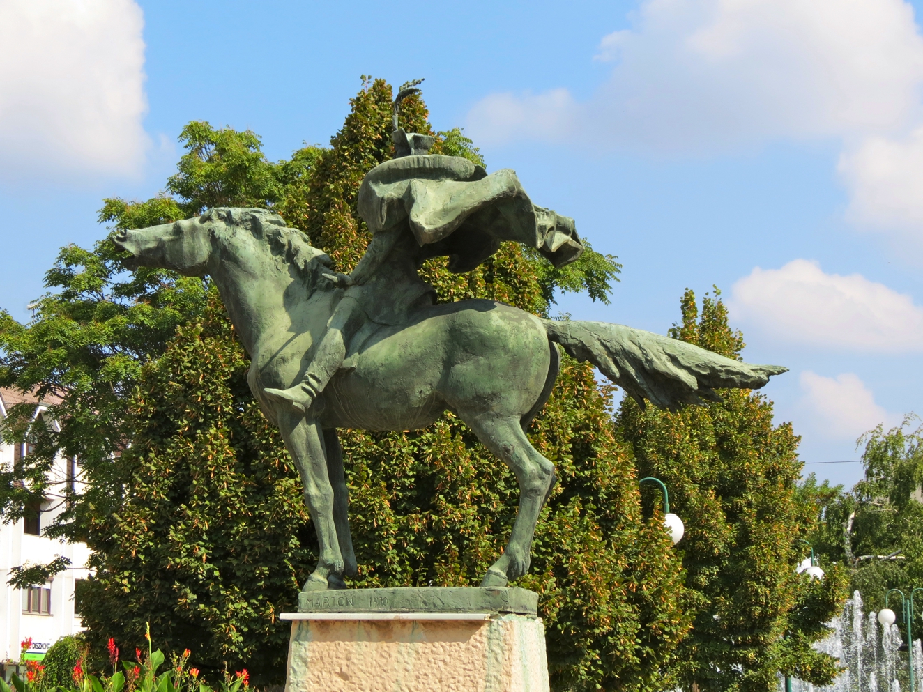 https://mdw-travel-data-us-east-1.s3.amazonaws.com/img/country/Hungary/Bocskai-Statue/img_01.jpg