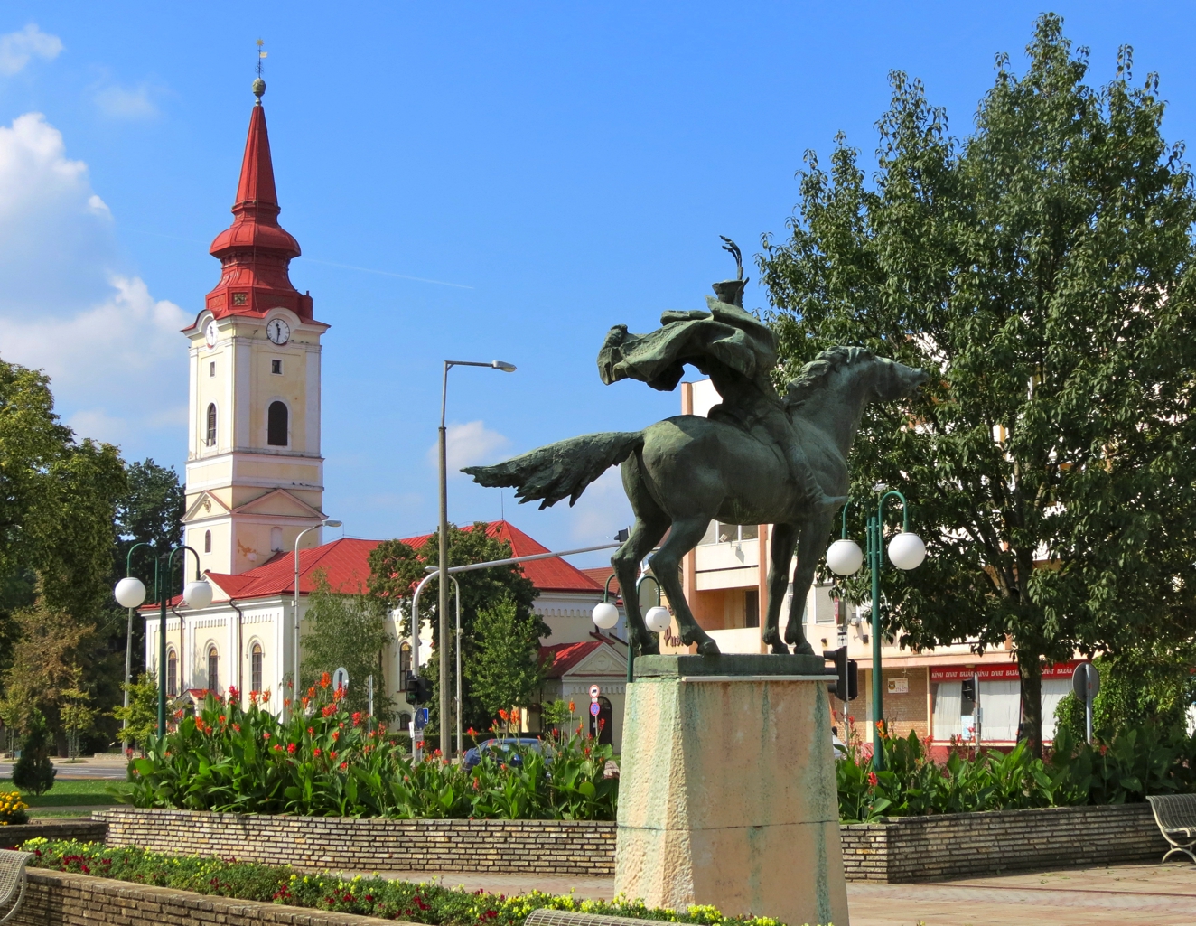 https://mdw-travel-data-us-east-1.s3.amazonaws.com/img/country/Hungary/Bocskai-Statue/img_02.jpg
