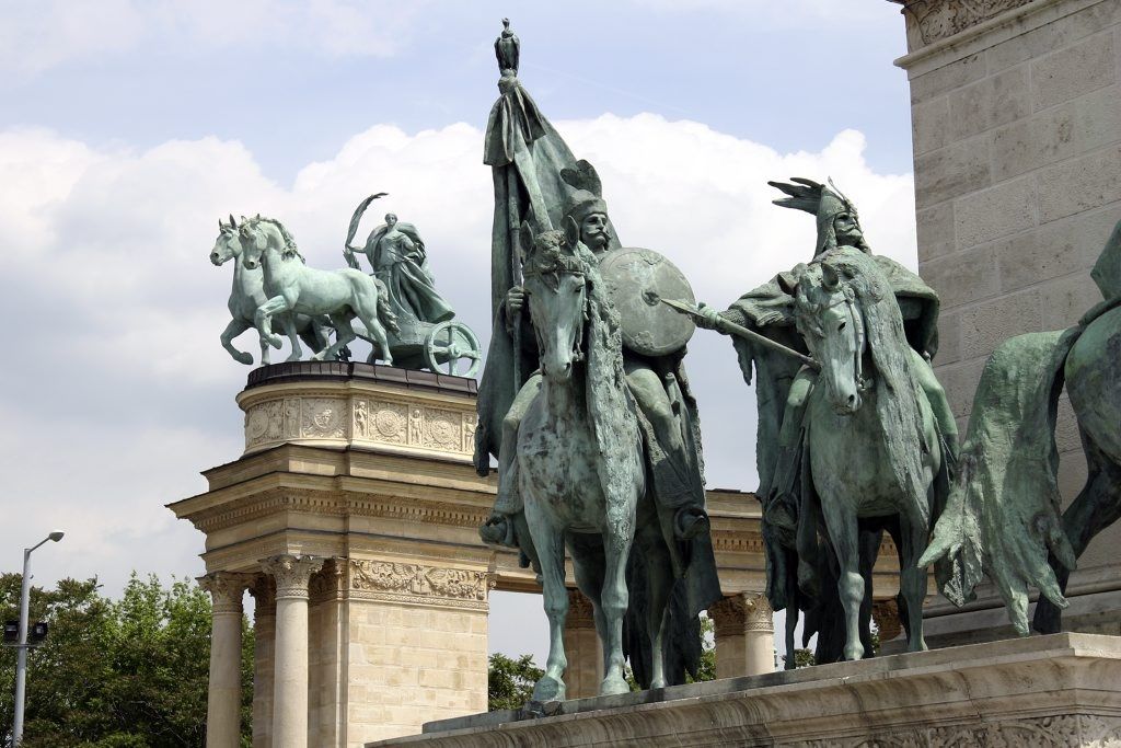 https://mdw-travel-data-us-east-1.s3.amazonaws.com/img/country/Hungary/Bocskai-Statue/img_03.jpg