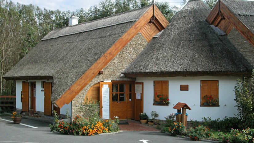 https://mdw-travel-data-us-east-1.s3.amazonaws.com/img/country/Hungary/Buffalo-Reserve-in-Kapolnapuszta/img_01.jpg