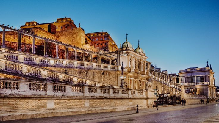https://mdw-travel-data-us-east-1.s3.amazonaws.com/img/country/Hungary/Castle-Garden-Bazaar/img_01.jpg
