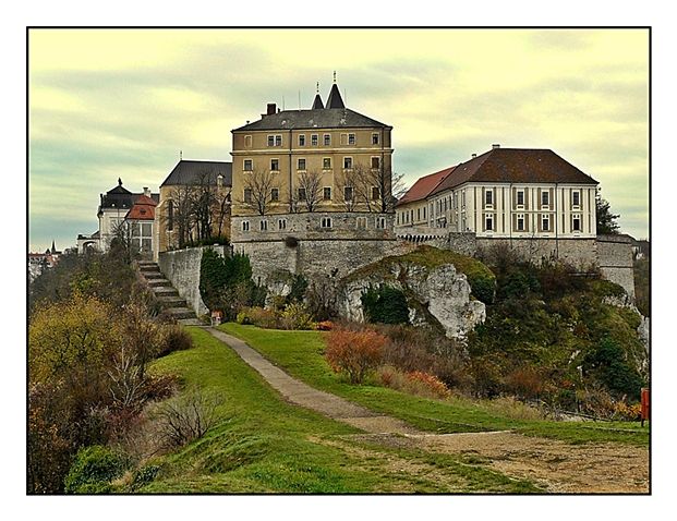 https://mdw-travel-data-us-east-1.s3.amazonaws.com/img/country/Hungary/Castle-of-Veszprem/img_01.jpg