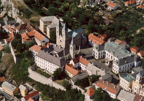 https://mdw-travel-data-us-east-1.s3.amazonaws.com/img/country/Hungary/Castle-of-Veszprem/img_03.jpg