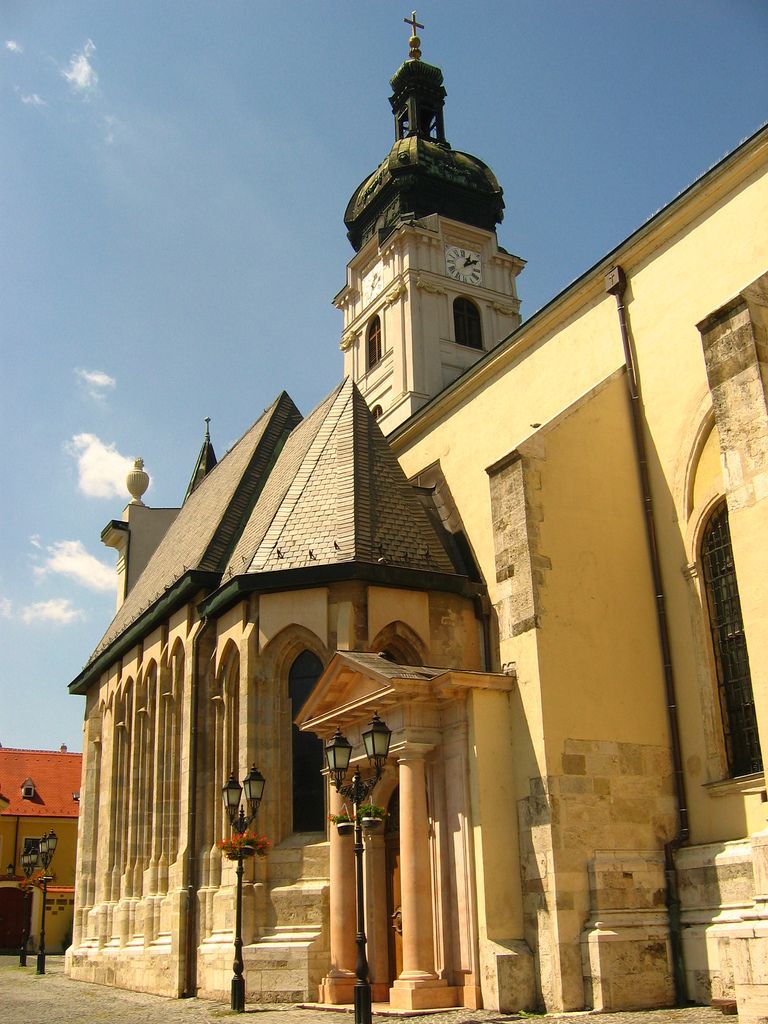 https://mdw-travel-data-us-east-1.s3.amazonaws.com/img/country/Hungary/Cathedral-of-Gyor/img_02.jpg