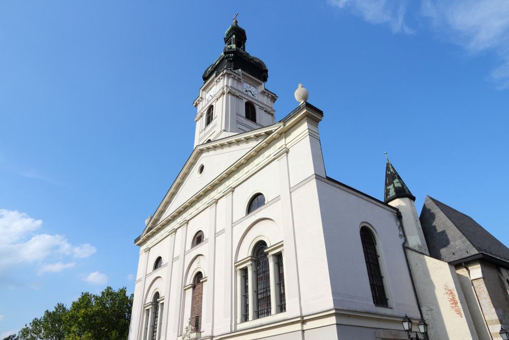 https://mdw-travel-data-us-east-1.s3.amazonaws.com/img/country/Hungary/Cathedral-of-Gyor/img_03.jpg