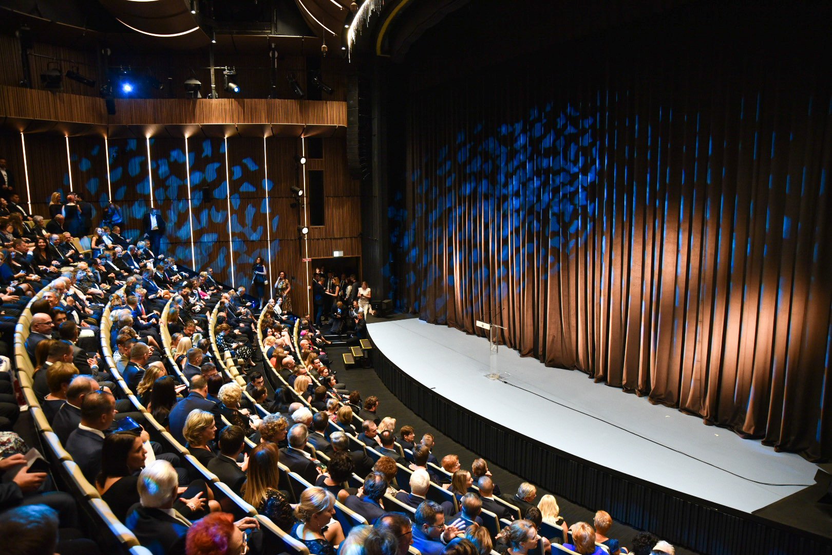 https://mdw-travel-data-us-east-1.s3.amazonaws.com/img/country/Hungary/Csokonai-National-Theatre/img_02.jpg