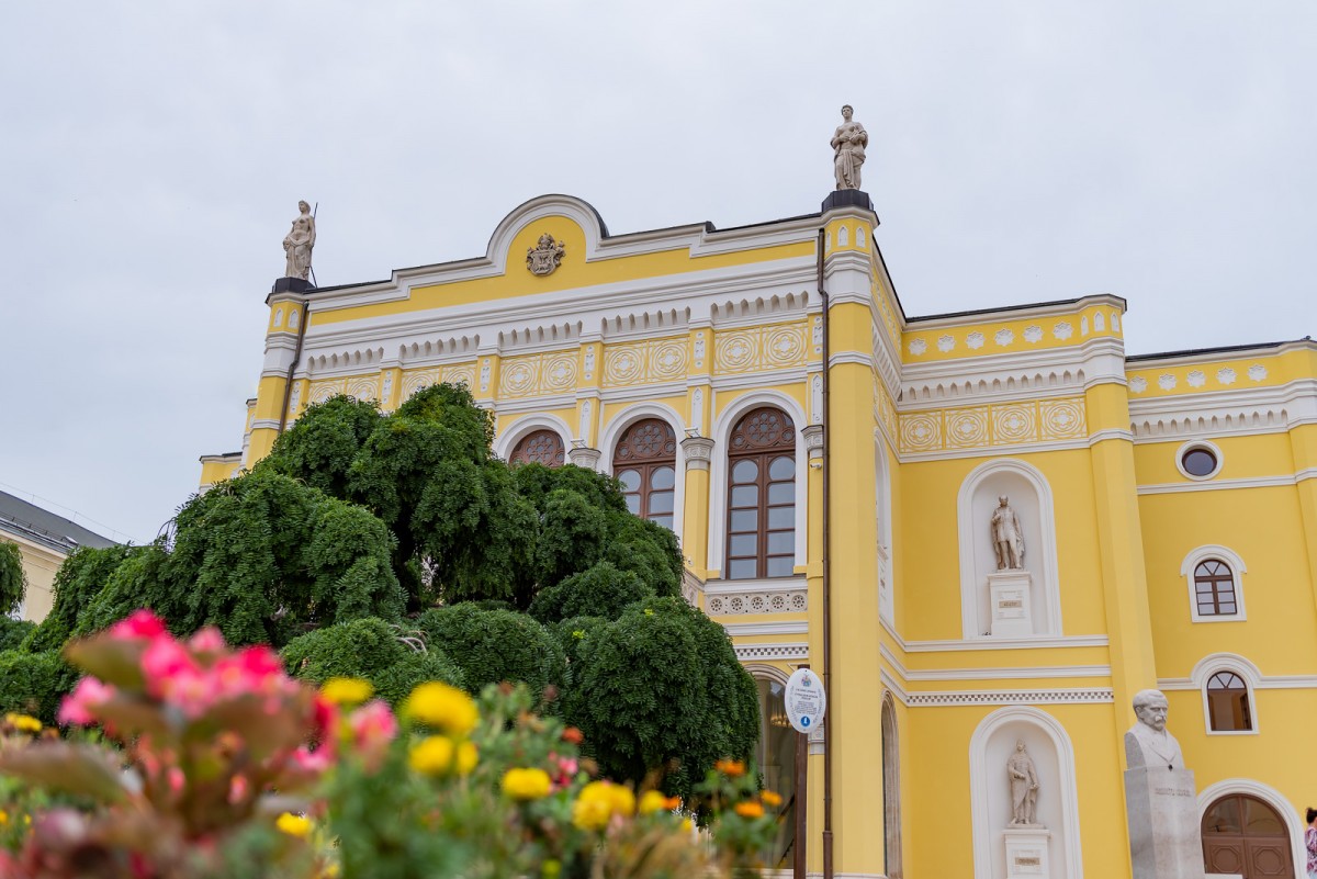 https://mdw-travel-data-us-east-1.s3.amazonaws.com/img/country/Hungary/Csokonai-National-Theatre/img_03.jpg