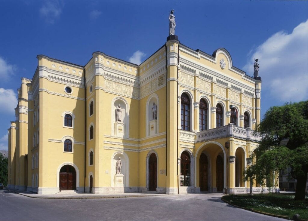 https://mdw-travel-data-us-east-1.s3.amazonaws.com/img/country/Hungary/Csokonai-Theater/img_02.jpg