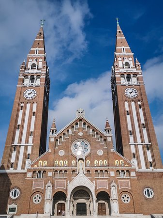 https://mdw-travel-data-us-east-1.s3.amazonaws.com/img/country/Hungary/Dom-Square--Dom-ter-/img_00.jpg